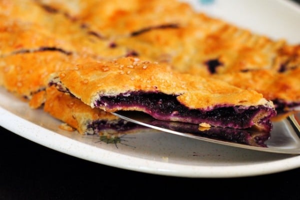 Blueberry Slab Pie for a Sangria Party | foxeslovelemons.com