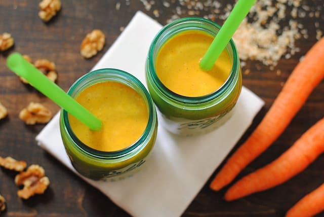 Carrot Cake Smoothies - all the flavor of dessert, but in a much healthier package! | foxeslovelemons.com