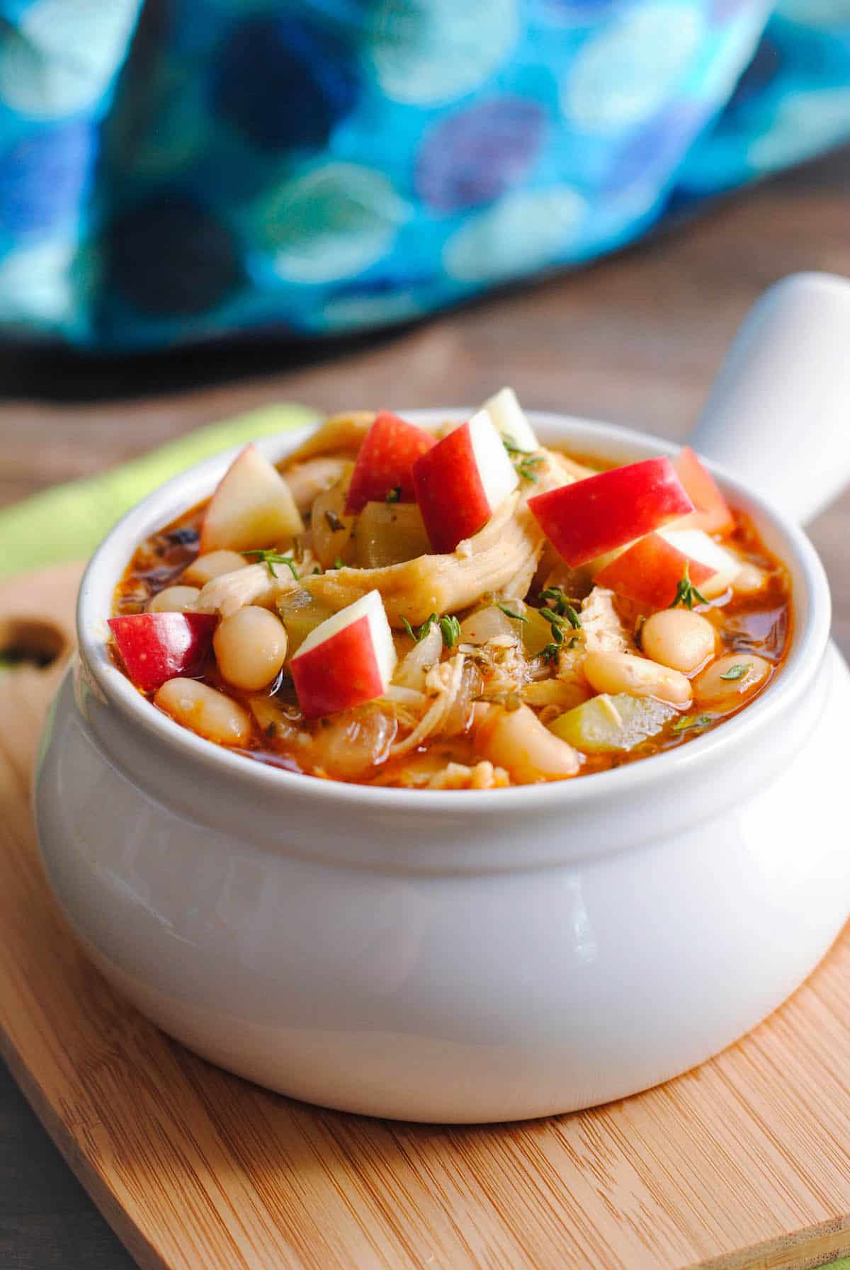 This Slow Cooker Chicken Apple Cider Chili is a simple soup with a surprising depth of flavor from fall herbs and apple cider. | foxeslovelemons.com