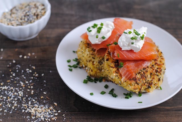 Everything Bagel Quinoa Cakes with Smoked Salmon & Crème Fraîche - Crispy quinoa patties perfect for breakfast, brunch, lunch or a light dinner! | foxeslovelemons.com