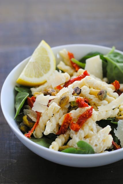 Creamy Lemon Pasta Salad with Spinach - A lightened-up workweek lunch that will get you through the afternoon! | foxeslovelemons.com