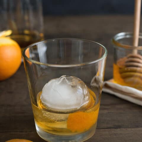 Honey Old Fashioned - A sweet twist on the classic bourbon cocktail. | foxeslovelemons.com