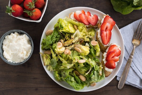 Summer Salad with Stawberry-Ricotta Toast - Stay cool this summer with this refreshing butter lettuce salad tossed with balsamic vinaigrette and almonds. Serve with crostini topped with creamy ricotta cheese and juicy sliced strawberries. | foxeslovelemons.com