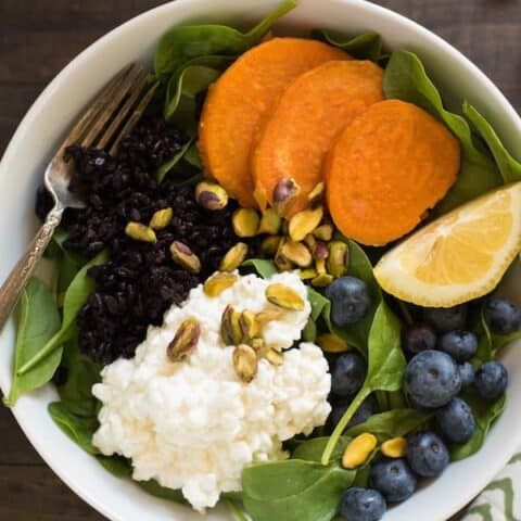 Superfood Power Lunch Bowl - Fuel yourself for long afternoons with this power-packed lunch bowl. Baby spinach is topped with cottage cheese, black rice, roasted sweet potatoes, blueberries and pistachios. | foxeslovelemons.com