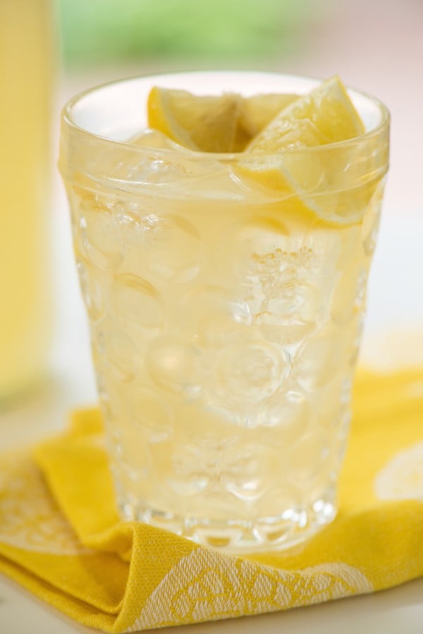 Vanilla Lemonade - Cool down with this refreshing vanilla-infused take on classic lemonade! | foxeslovelemons.com