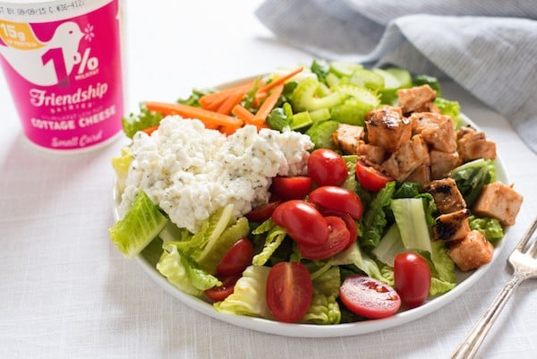 Buffalo Chicken Salad with Ranch Cottage Cheese - A healthier remix of the restaurant favorite, packed with protein to give you long-lasting energy! | foxeslovelemons.com