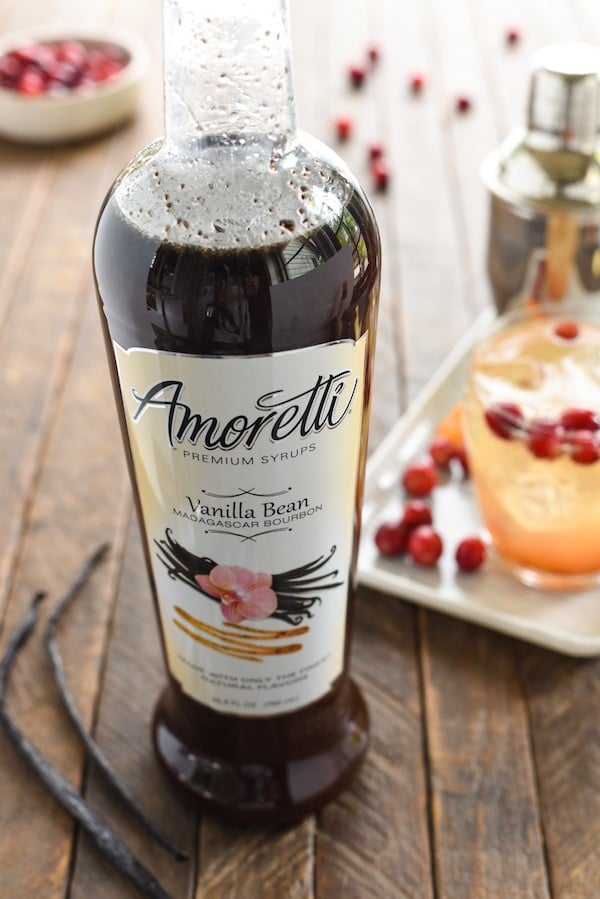 Cranberry Vanilla Gin Spritzer - Embrace autumn flavors with this refreshing, bubbly gin cocktail. Can also be made with vodka! | foxeslovelemons.com