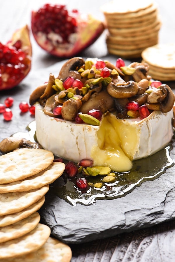 Holiday Baked Brie - 10 minutes prep + 6 ingredients = this last-minute appetizer that will wow a crowd! | foxeslovelemons.com