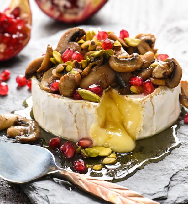 Holiday Baked Brie - 10 minutes prep + 6 ingredients = this last-minute appetizer that will wow a crowd! | foxeslovelemons.com