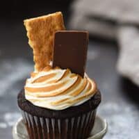 S'mores Cupcakes - These sweet treats have a triple dose of marshmallow flavor! | foxeslovelemons.com