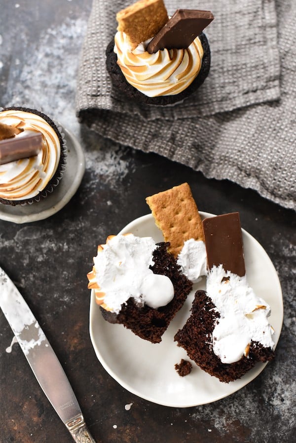 S'mores Cupcakes - These sweet treats have a triple dose of marshmallow flavor! | foxeslovelemons.com