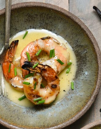 Grilled Shrimp with Vanilla Beurre Blanc - Don't let the fancy French name intimidate you - in just about 20 minutes, you can pull together this elegant summer appetizer! | foxeslovelemons.com