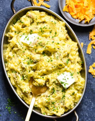 Aged Cheddar Mashed Potatoes - The only thing better than mashed potatoes? CHEESY mashed potatoes! | foxeslovelemons.com