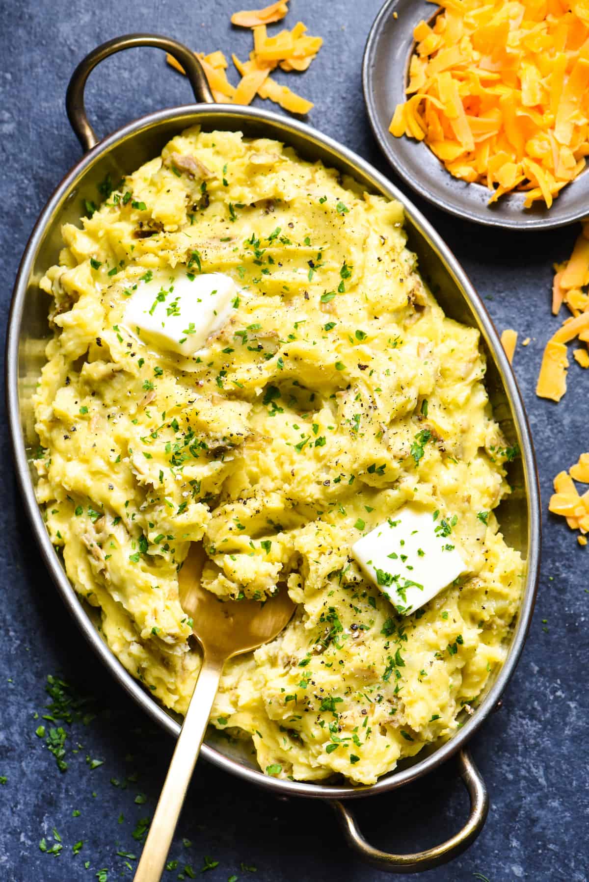 Aged Cheddar Mashed Potatoes - The only thing better than mashed potatoes? CHEESY mashed potatoes! | foxeslovelemons.com
