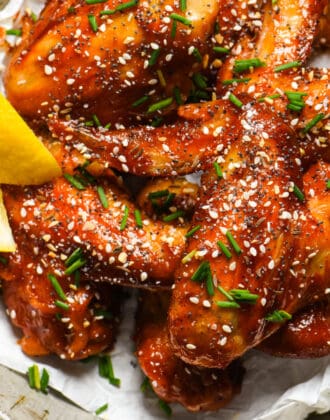 Everything Bagel Chicken Wings - Take the everything bagel craze one step further by sprinkling the seasoning mix on chicken wings! Perfect for tailgating! | foxeslovelemons.com