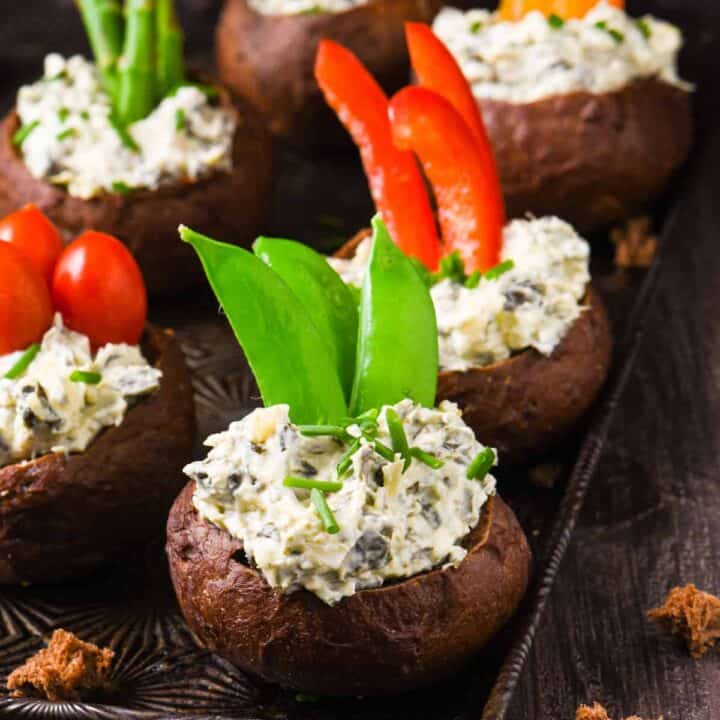 Spinach Dip in Mini Pumpernickel Bowls - An updated take on a party classic! Give each guest their own bread bowl full of ooey gooey dip! | foxeslovelemons.com