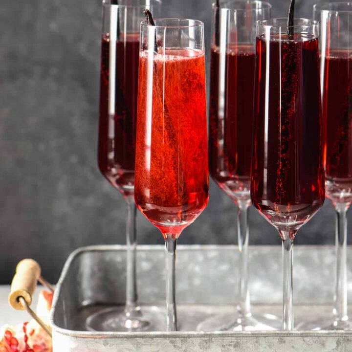 Pomegranate Vanilla Sparking Wine Cocktails - 3 ingredients + 5 minutes = this festive, fruity, bubbly cocktail. Cheers! | foxeslovelemons.com