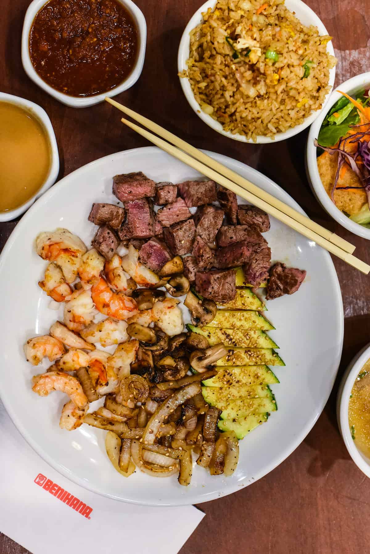 Learning the Art of Teppanyaki - Wow your friends with Benihana's "Be The Chef" program by learning how to cook on a teppan grill, and enjoy a meal of steak, shrimp and fried rice. | foxeslovelemons.com