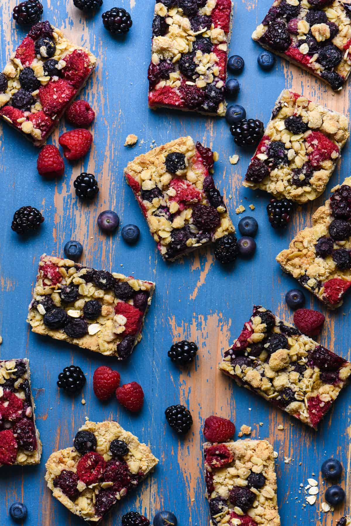 These Triple Berry Crisp Bars are the perfect way to celebrate summer's best fruit. They're perfect for a barbecue or picnic, because they can be made in advance, and travel well! | foxeslovelemons.com