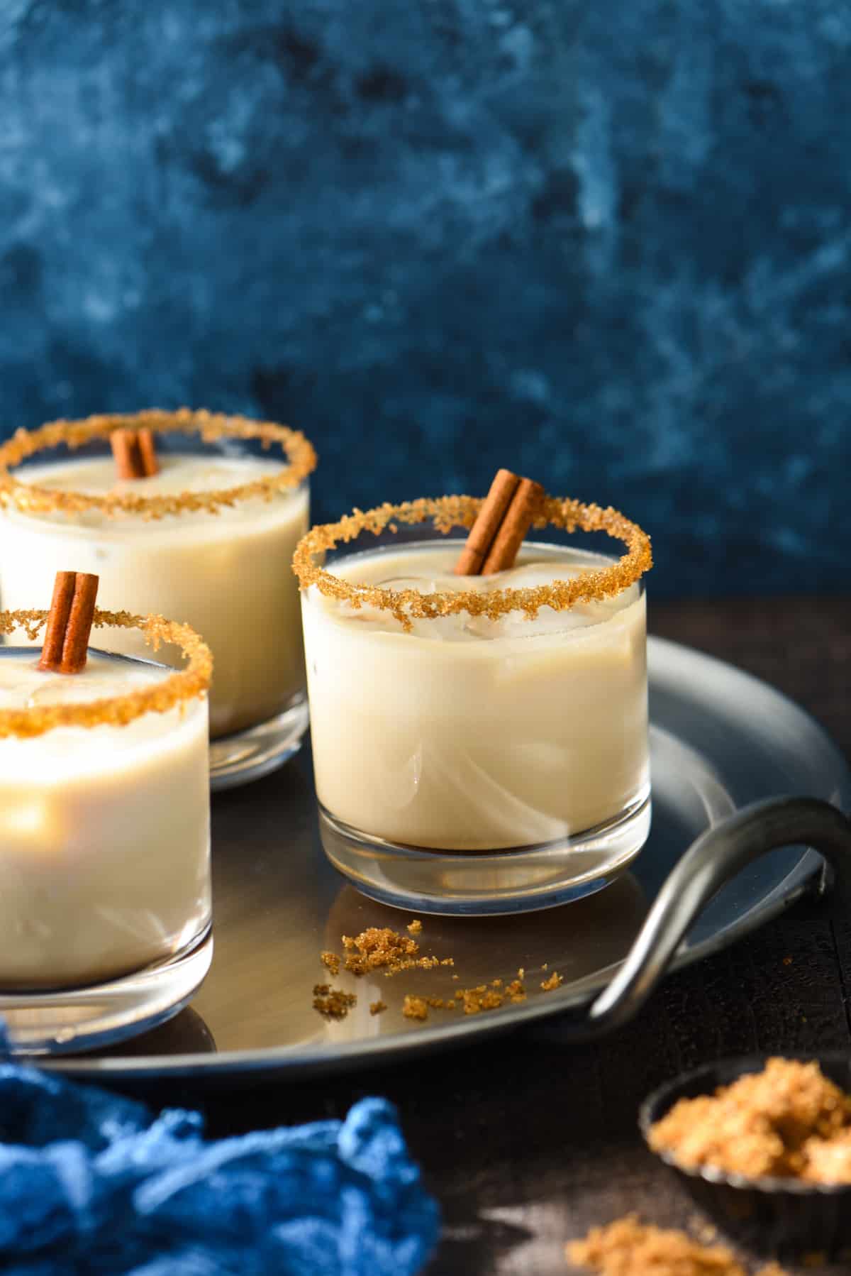 This Brown Sugar & Cinnamon White Russian is creamy and comforting. The combo of coffee liqueur, brown sugar and cinnamon southern cream, vodka and milk feels like a cocktail and dessert, all in one glass! | foxeslovelemons.com