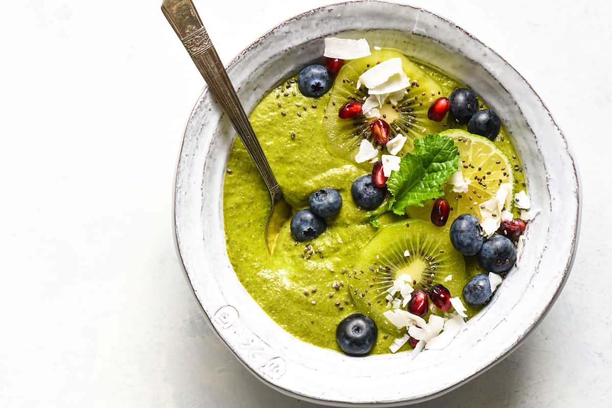 This Citrus Zing Green Smoothie Bowl is a fresh, brightly-flavored green smoothie packed with nutrients and topped with your favorite garnishes! Naturally gluten free, dairy free and vegan. | foxeslovelemons.com