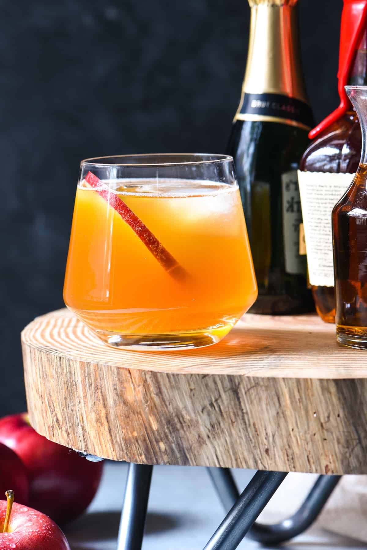 Serve a crowd with this Bourbon Apple Cider Punch! Don't be stuck in the kitchen making a craft cocktail for each party guest. With just 4 simple ingredients, this spiked punch can be stirred together in just a minute. Use bourbon, rum, or any other spirit you like.  | foxeslovelemons.com