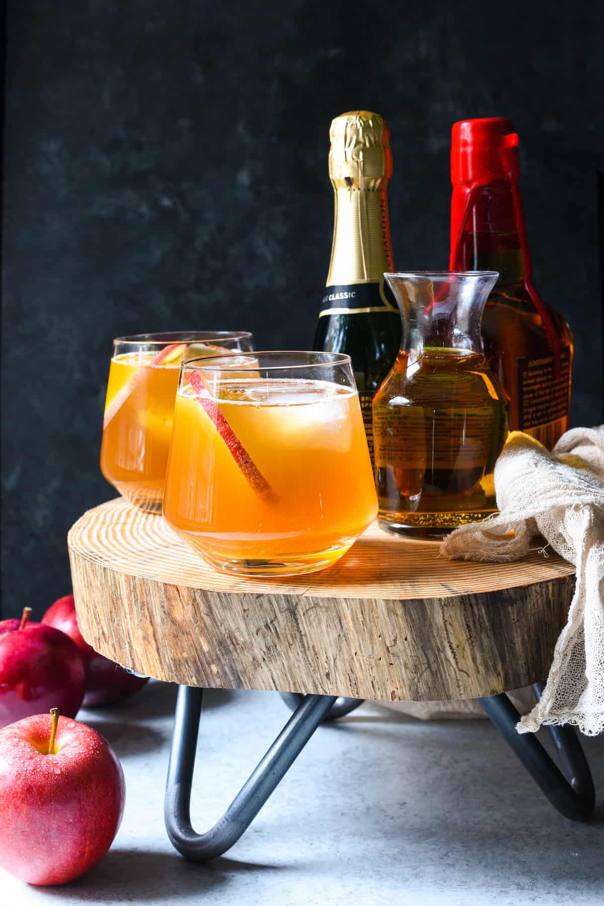 Serve a crowd with this Bourbon Apple Cider Punch! Don't be stuck in the kitchen making a craft cocktail for each party guest. With just 4 simple ingredients, this spiked punch can be stirred together in just a minute. Use bourbon, rum, or any other spirit you like.  | foxeslovelemons.com