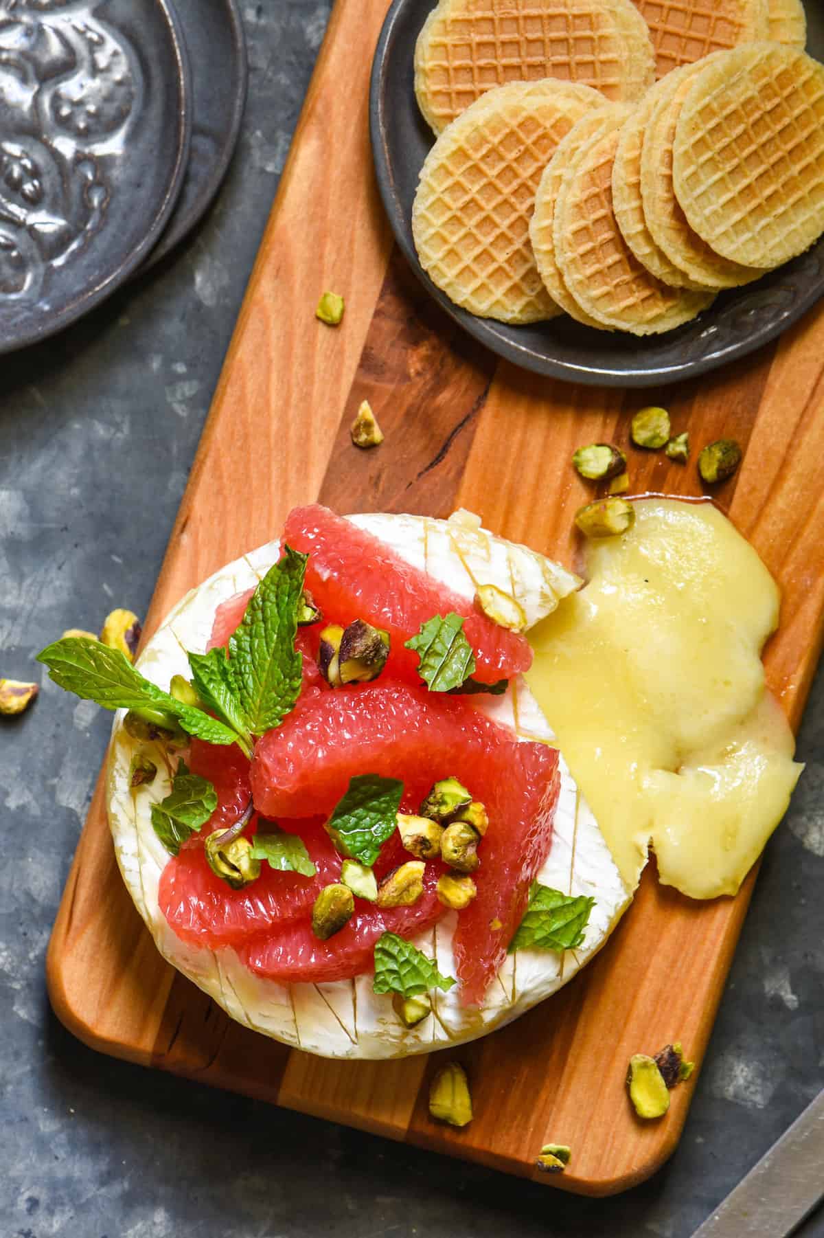 With just 4 ingredients and a 10 minute prep time, this Easy Baked Brie with Grapefruit & Pistachios is ideal for a party, or just a delicious snack at home. | foxeslovelemons.com