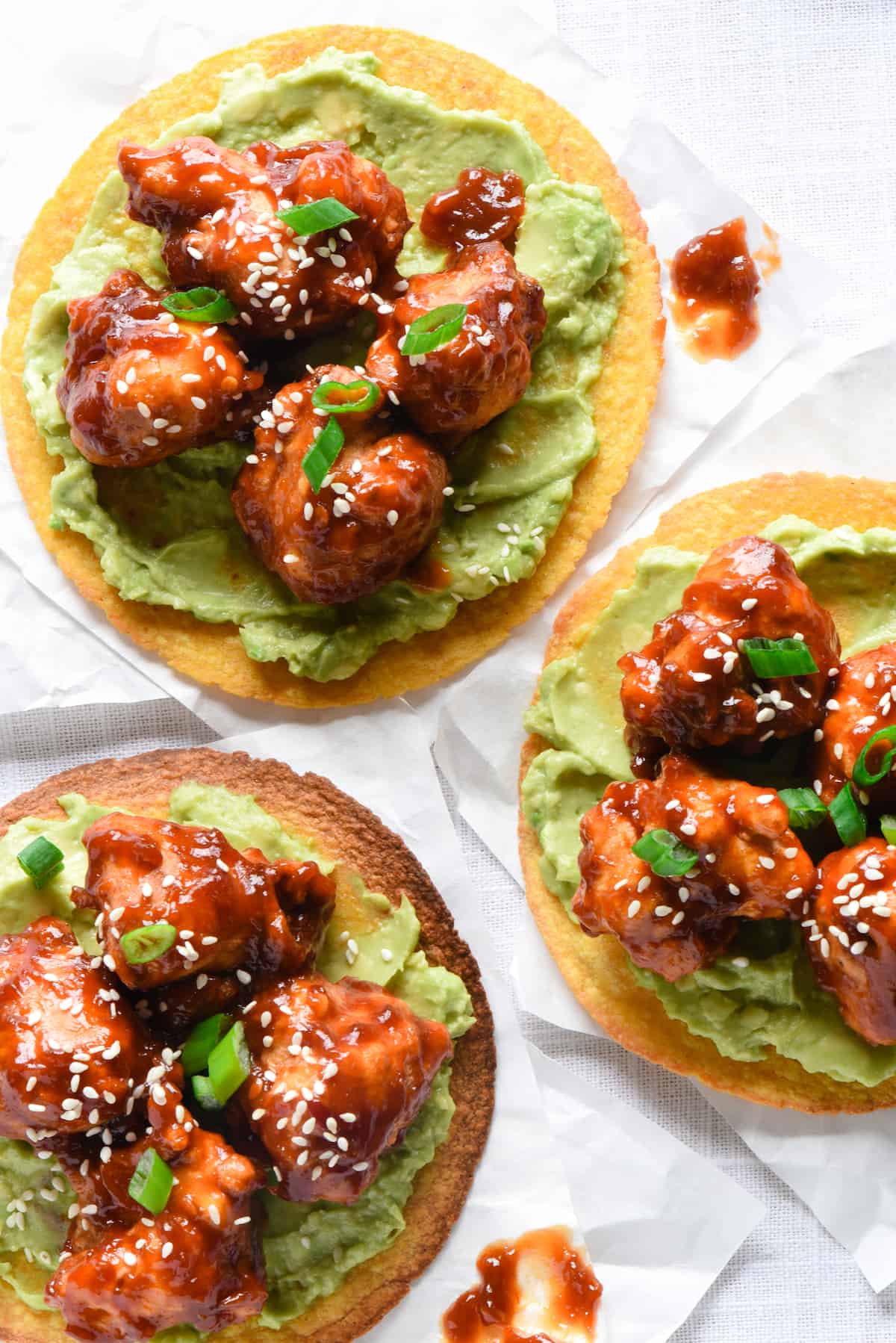 Take vegetarian tacos to a new level with these General Tso's Cauliflower Tacos. Cauliflower florets are battered, fried and tossed with an easy homemade General Tso's Sauce. Serve in tortillas with mashed avocado! | foxeslovelemons.com