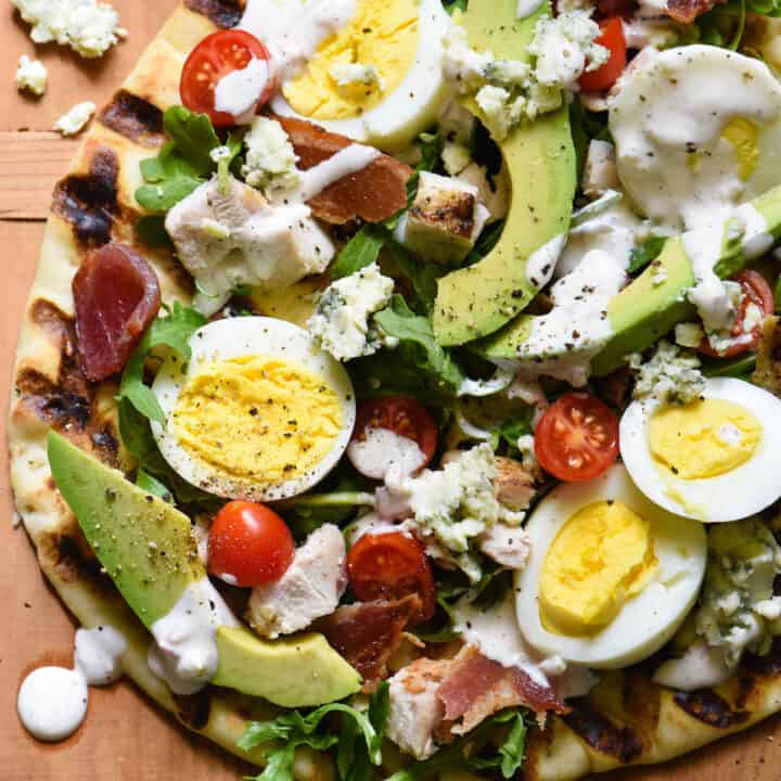 Do you love grilled pizzas but are a bit intimidated by making them? Take an easy shortcut with naan bread for these Grilled Cobb Flatbreads. Even a novice griller will have no problem whipping these up! | foxeslovelemons.com