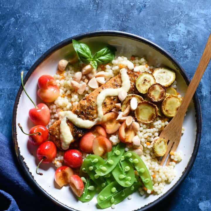 Clean out your fridge and create a vibrant, healthful summer meal with these Summer Salmon Bowls! | foxeslovelemons.com