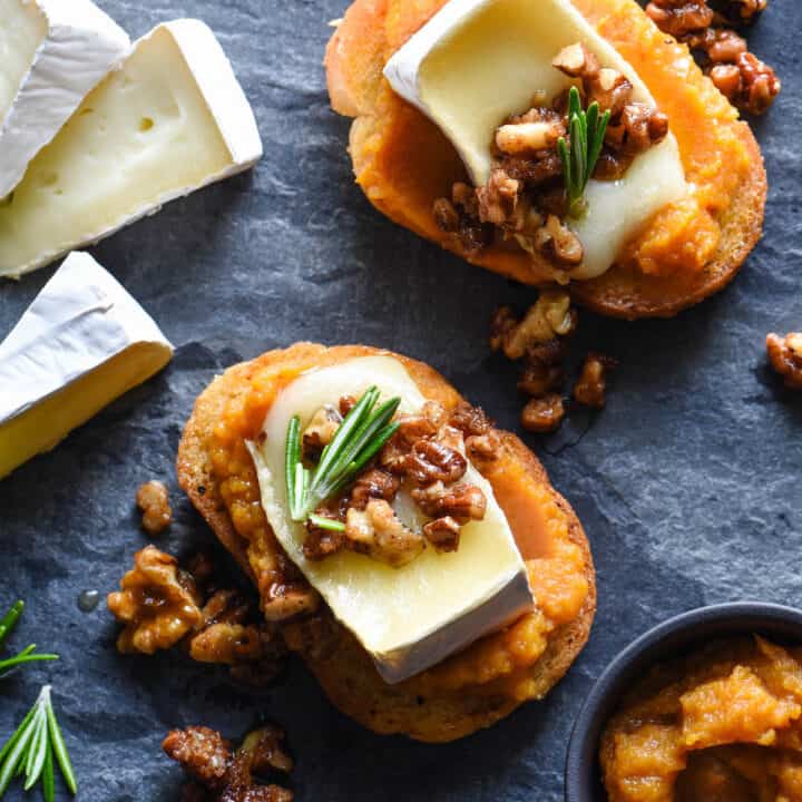 Impress your guests this holiday season with these Pumpkin & Brie Crostini with Candied Nuts. They look totally fancy, but they're 100% achievable for home cooks of all levels! | foxeslovelemons.com