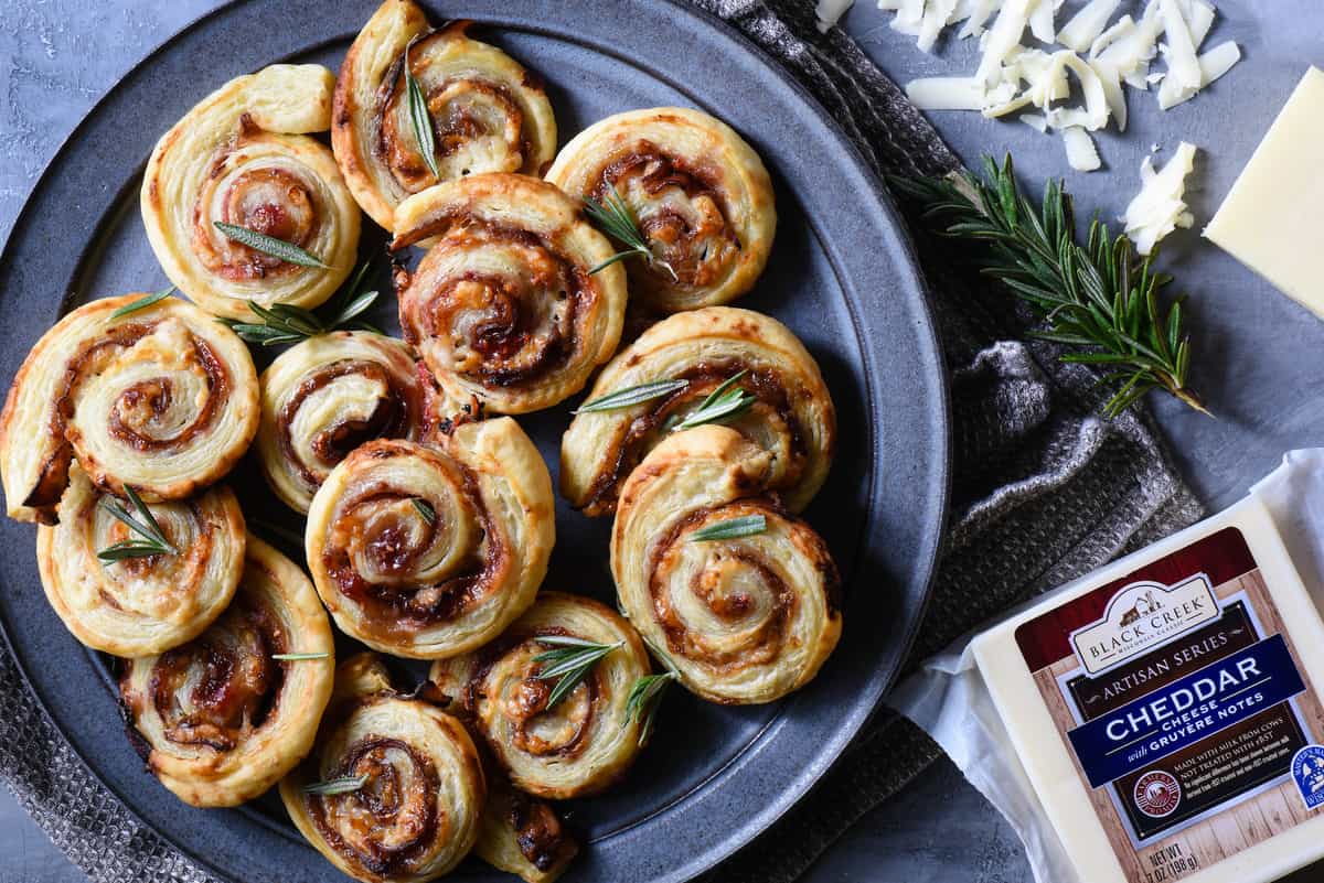 These sweet and savory Prosciutto & Cheese Pinwheels are made with just five ingredients. They're elegant without being fussy, and everybody will love them! | foxeslovelemons.com