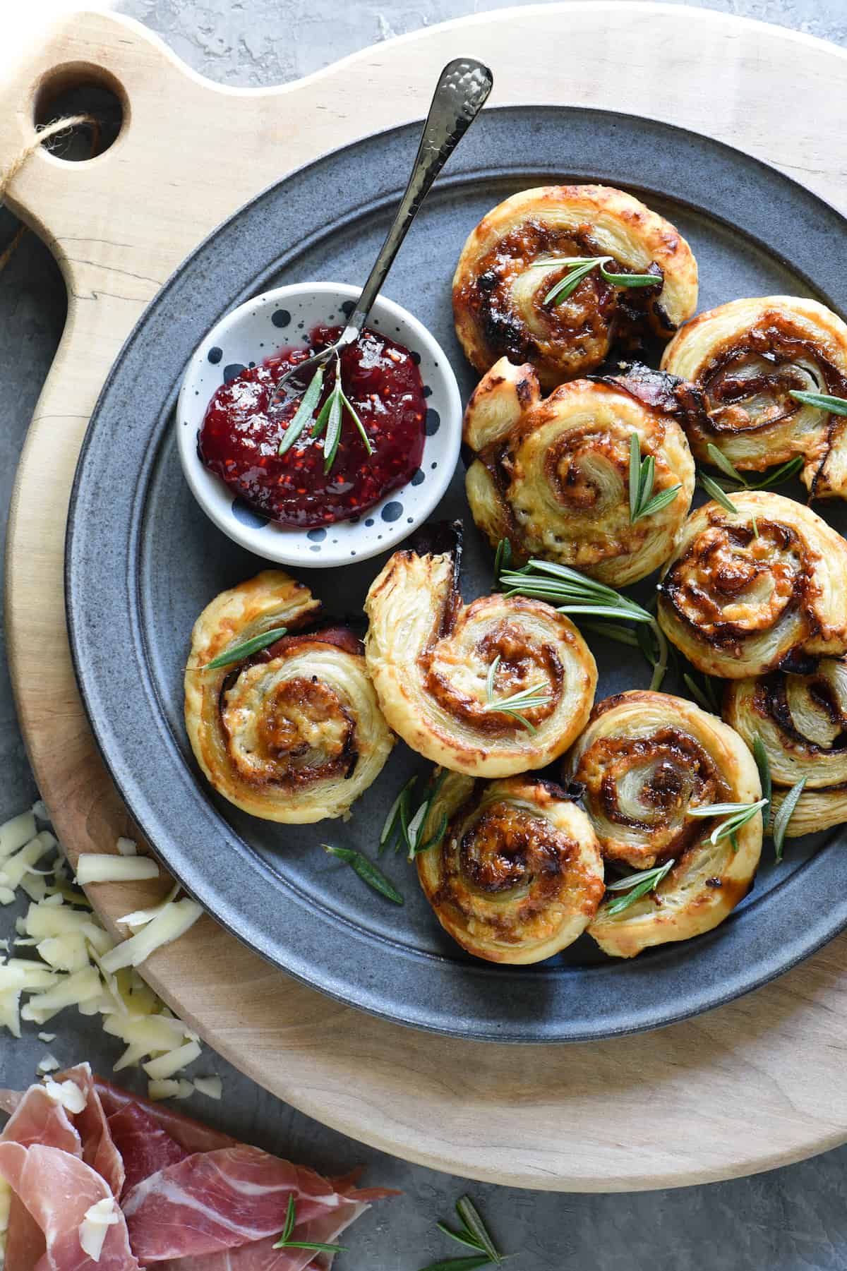 These sweet and savory Prosciutto & Cheese Pinwheels are made with just five ingredients. They're elegant without being fussy, and everybody will love them! | foxeslovelemons.com