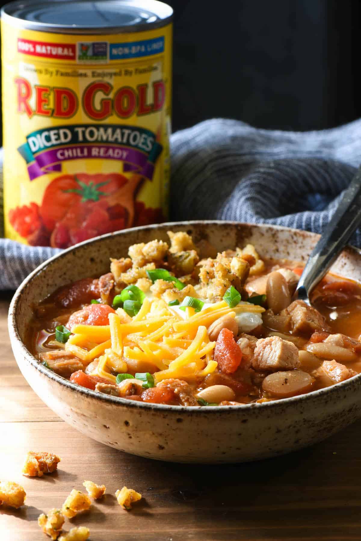 This Leftover Turkey Chili recipe lets you use up almost all of your Thanksgiving leftovers in one bowl! Easy turkey chili is spooned over mashed potatoes and topped with Crunchy Stuffing Bits! | foxeslovelemons.com