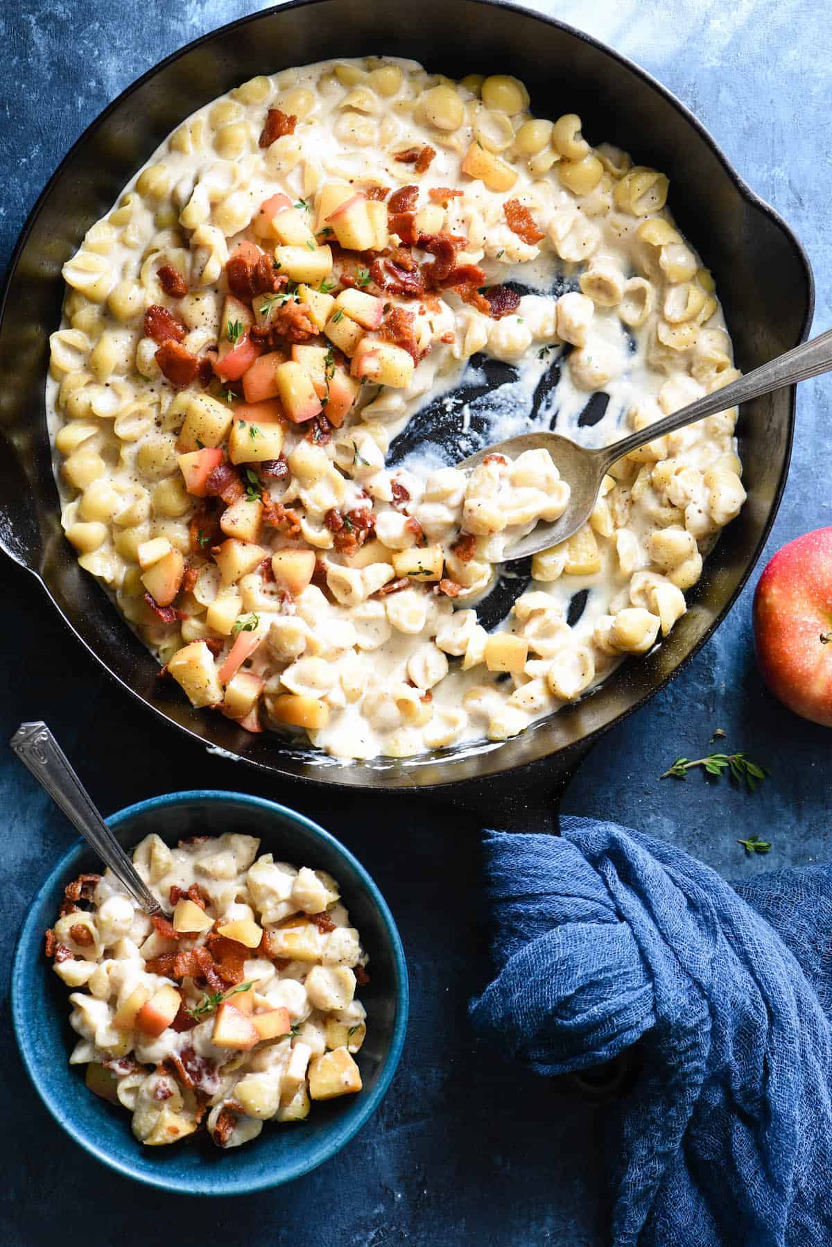 This Skillet Mac and Cheese with Bacon & Apples recipe can be made in a single skillet in 30 minutes flat. It's sure to become a weeknight favorite for the whole family! | foxeslovelemons.com