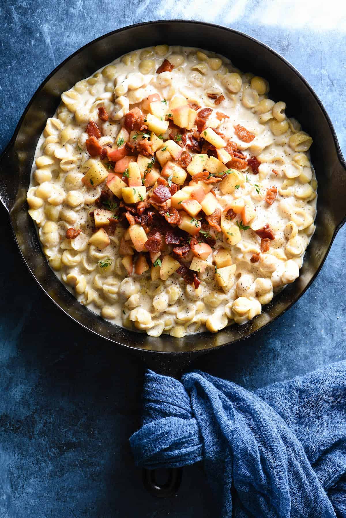 This Skillet Mac and Cheese with Bacon & Apples recipe can be made in a single skillet in 30 minutes flat. It's sure to become a weeknight favorite for the whole family! | foxeslovelemons.com