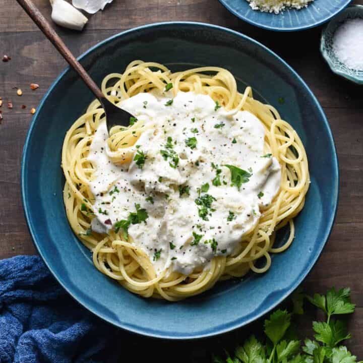 https://foxeslovelemons.com/wp-content/uploads/2023/05/Greek-Yogurt-Pasta-Sauce-9-720x720.jpg