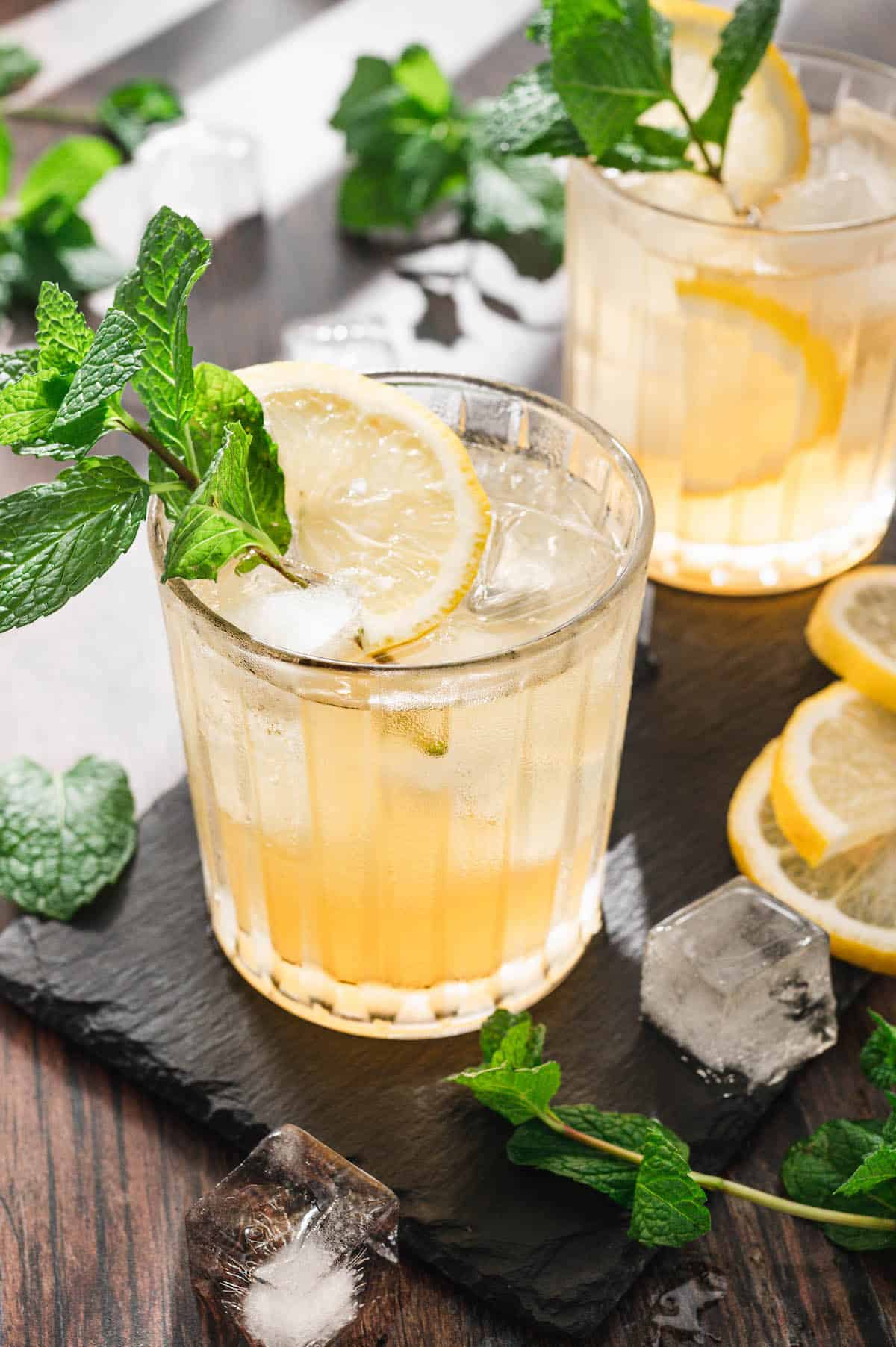 Boisson Racket Smash BEST Bourbon Smash Recipe - Foxes Love Lemons